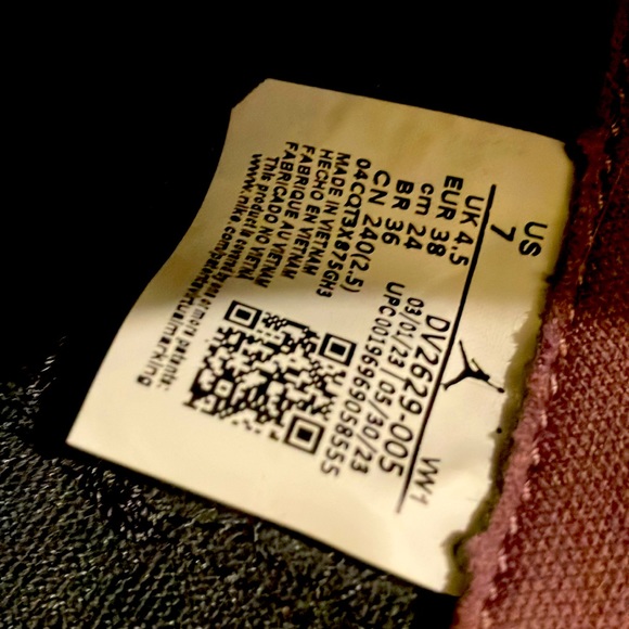 Size 7 Women’s Air Jordan 11 CMFT Low - Picture 9 of 9